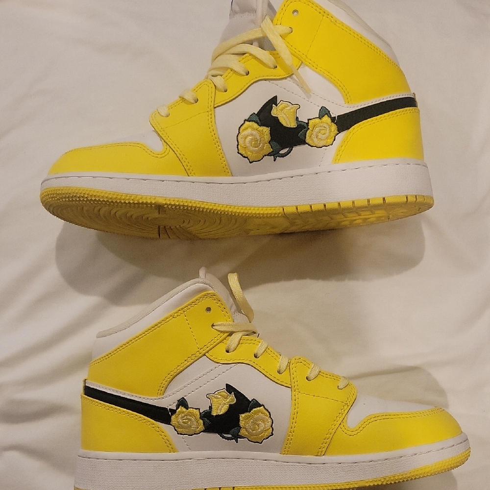 Nike Air Jordan 1 Mid SE GS Floral Rose Yellow Size 5.5 Y